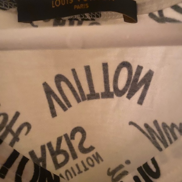 Medium authentic Louis Vuitton logo shirt in perfect condition. - Picture 4 of 6